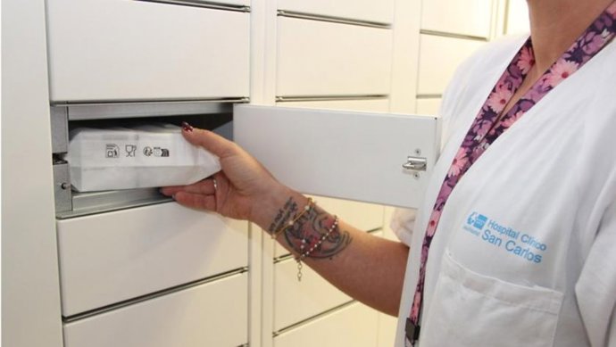 Taquillas 'inteligentes'en el Clínico San Carlos  para facilitar la dispensación de medicamentos a pacientes externos