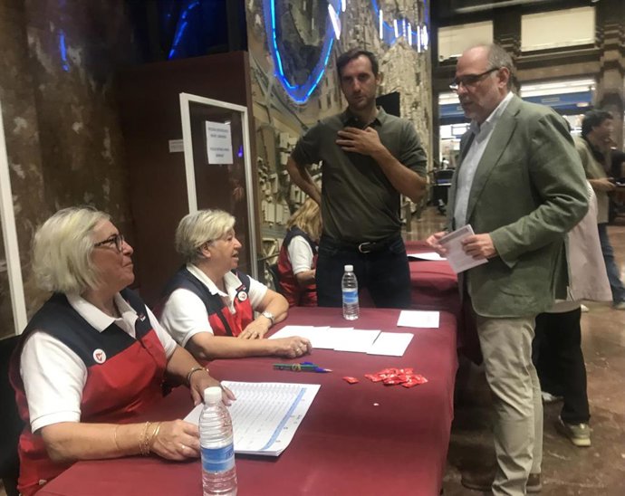 El consejero municipal de Participación Ciudadana y Régimen Interior, Alfonso Mendoza, en el hall del Ayuntamiento donde se han instalado las mesas informativas para que los inscritosen laofrenda de frutos puedan recoger sus credenciales.