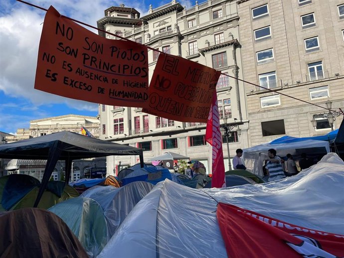 Acampada en la plaza de la Escandalera de Oviedo.