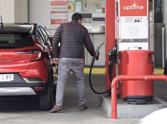 Archivo - Una persona reposta combustible, en un coche, en una gasolinera. Foto archivo