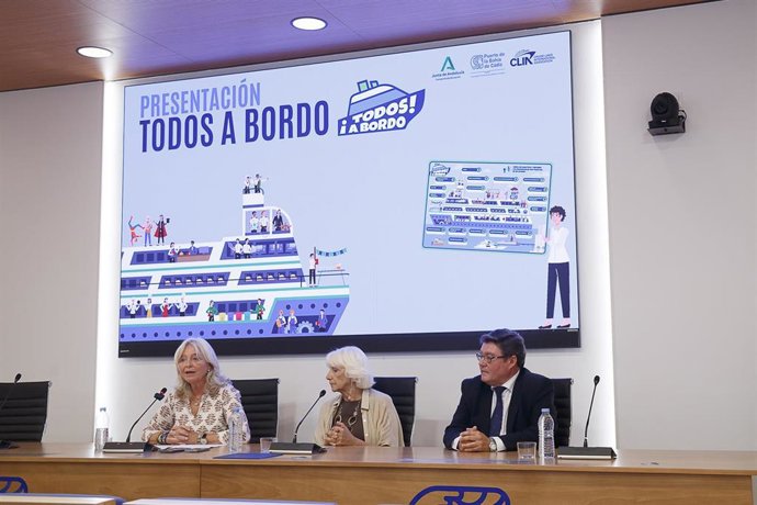 La presidenta de la APBC, Teófila Martínez, en la presentación del programa educativo 'Todos a bordo', junto a la delegada de la Junta en Cádiz, Mercedes Colombo, y el delegado territorial de Educación, José Angel Aparicio.
