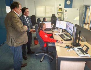 El delegado de la Consejería de Presidencia, Sanidad y Emergencias en la provincia de Huelva, Juan Carlos Duarte, en su visita al Centro de Emergencias Sanitarias 061.