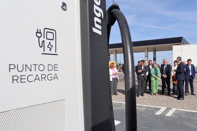 Inauguración del nuevo hub de recarga ultrarrápida de Repsol en Manzanares.