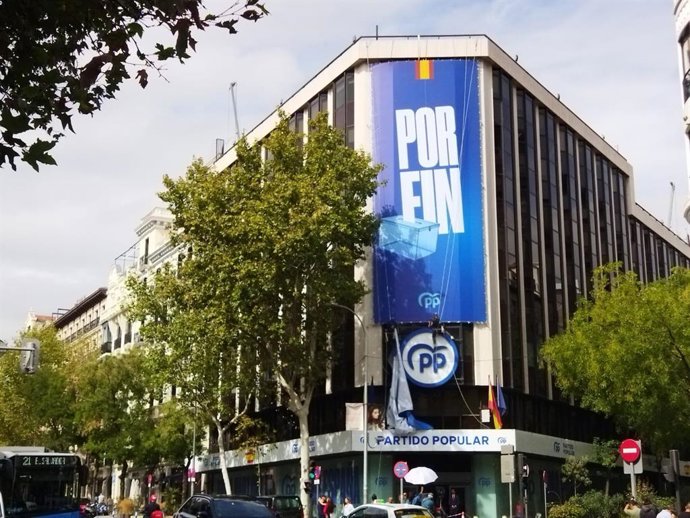 El PP despliega una lona en su fachada con el mensaje 'Por fin', tras anunciar Sánchez que convoca elecciones generales.