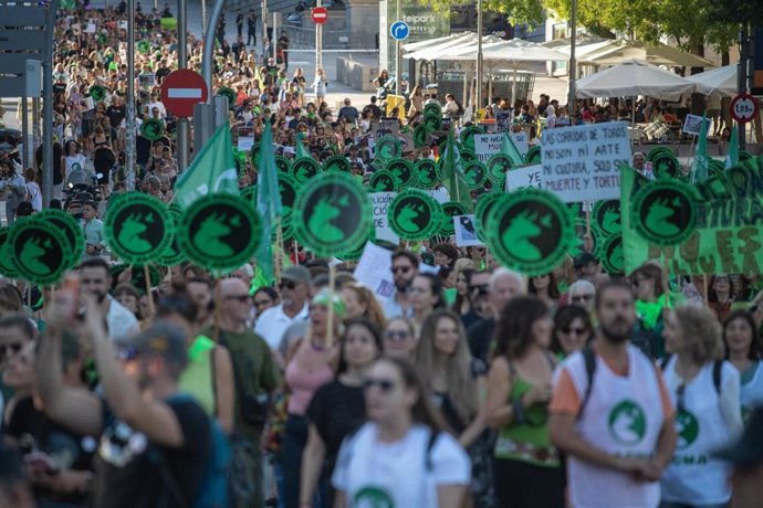 Decenas de personas durante una manifestación contra la tauromaquia, a 19 de septiembre de 2026, en Madrid (España). 