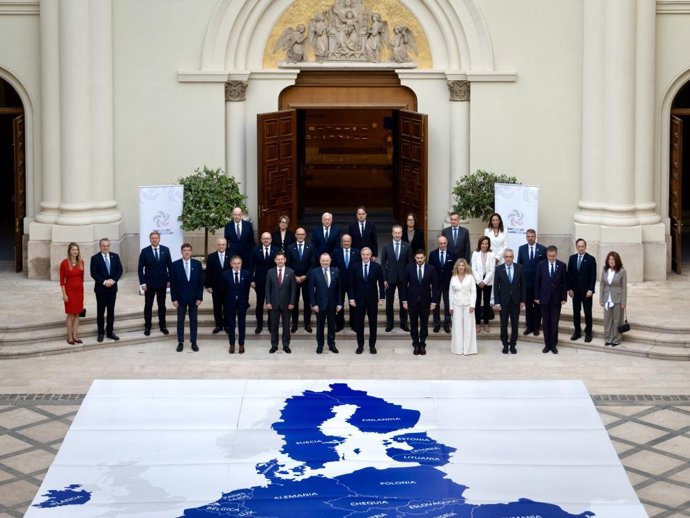 El presidente del Gobierno de Aragón, Jorge Azcón, con los embajadores de la UE ante la Sala de la Corona del Edificio Pignatelli.