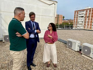 El delegado de Educación de la Junta en Córdoba, Diego Copé (centro), durante una visita a la cubierta del IES Blas Infante.