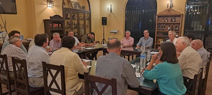 Reunión de la sectorial vitivinícola de Asaja Córdoba en en la Cooperativa Agrícola Nuestra Señora de la Aurora, en Montilla.