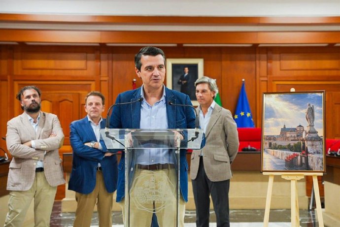 El alcalde de Córdoba, José María Bellido, atiende a los medios.