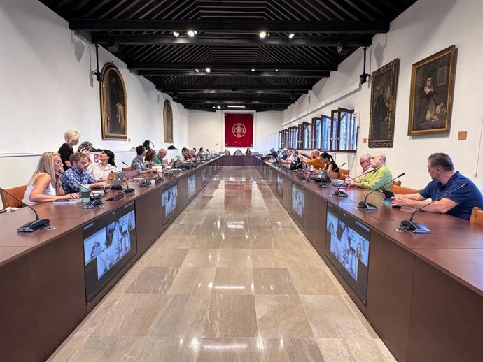 La Universidad de Granada (UGR) ha aprobado en el Consejo de Gobierno la concesión de su Medalla de Oro a las ciudades de Granada, Ceuta y Melilla