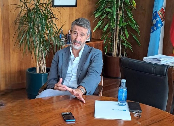 Archivo - El presdiente de la Fegamp, Alberto Varela, en una entrevista