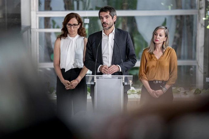 La ministra de Sanidad, Mónica García, y el ministro de Cultura, Ernest Urtasun, durante una rueda de prensa de los partidos 'Frente Amplio', a 5 de octubre de 2026, en Madrid (España).