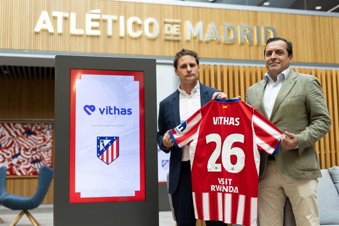 Pedro Rico, CEO de Vithas, y de Óscar Mayo, director general de Ingresos y Operaciones del Club Atlético de Madrid