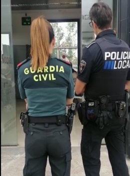 Una agente de la Guardia Civil y un policía local de Esporles.