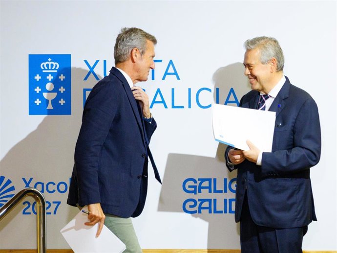 El titular del Ejecutivo gallego, Alfonso Rueda, acompañado por el conselleiro de Sanidade, Antonio Gómez Caamaño, en la rueda de prensa posterior a la reunión del Consello de la Xunta