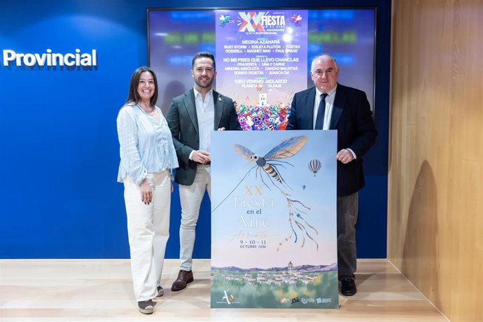 El vicepresidente de Gestión Económica Administrativa, Manuel Marmolejo, junto al alcalde de Arriate, Francisco Javier Anet, presentan la Fiesta en el Aire de Arriate.