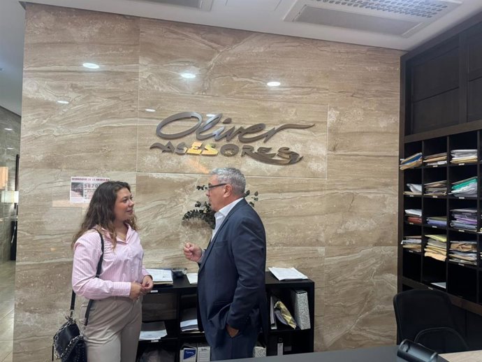 La delegada de Comercio de Alcalá de Guadaíra (Sevilla), Paula Fister visita pymes