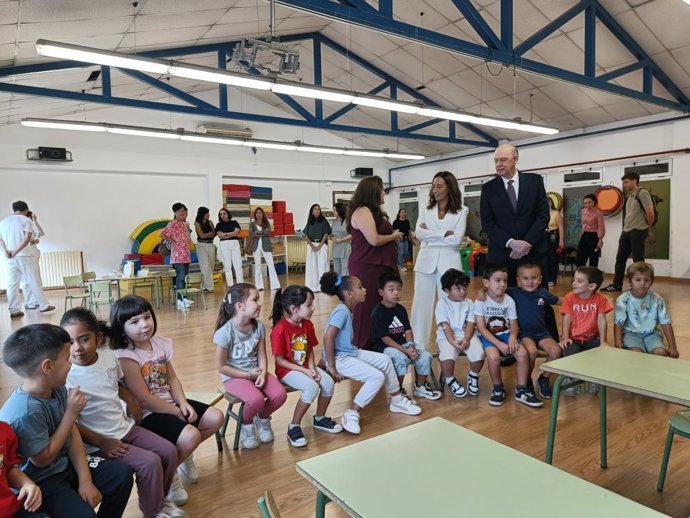 Los consejeros de Sanidad y Educación, Ángel Sanz y Carmen Susín, asisten a la vacunación contra la gripe de alumnos del CEIP 'Río Ebro'.