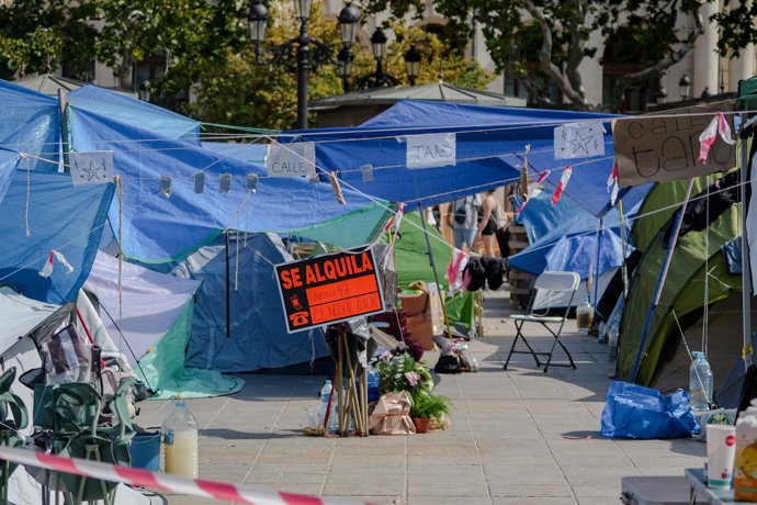 Personas acampadas en la Plaza del Ayuntamiento, a 5 de octubre de 2026, en Valencia, Comunidad Valenciana (España). 