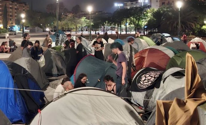 Acampada reivindicativa por el derecho a la vivienda en la explanada del Palacio de Congresos.