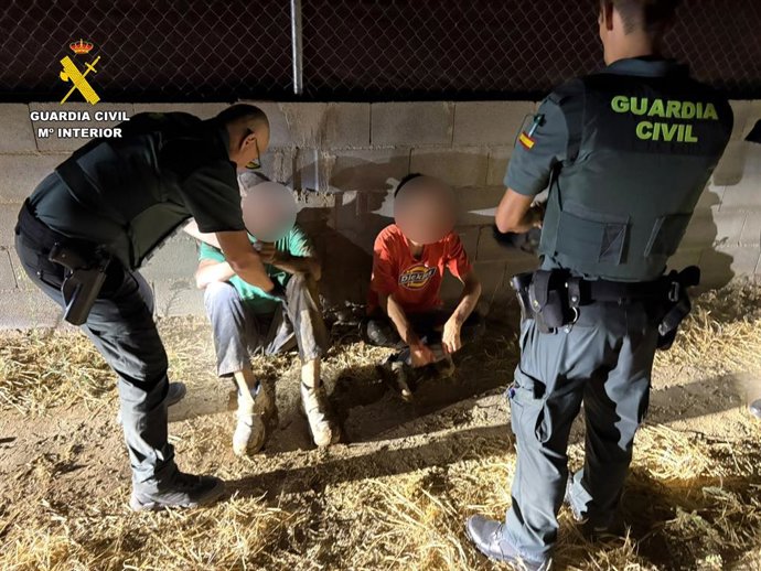Dos hombres fueron retenidos por los propietarios de una finca en Las Gabias hasta que llegó la Guardia Civil para identificarlos y detenerlos como presuntos autores de un robo en grado de tentativa.