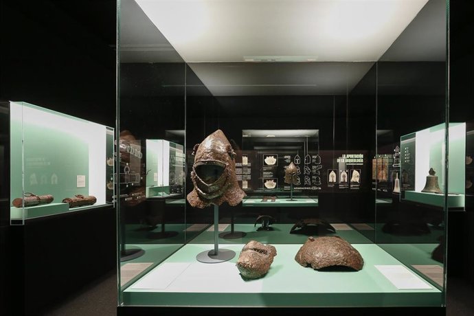 La muestra expone un conjunto de objetos metálicos hallados en una estancia que, a mediados del siglo XV, quedó sepultada por un Derrumbe.
