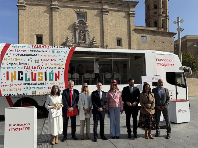 El autobús solidario recorre 20 ciudades españolas en dos meses para promover una mayor inclusión: la asociación ATADES es la protagonista hoy y mañana en la plaza César Augusto.