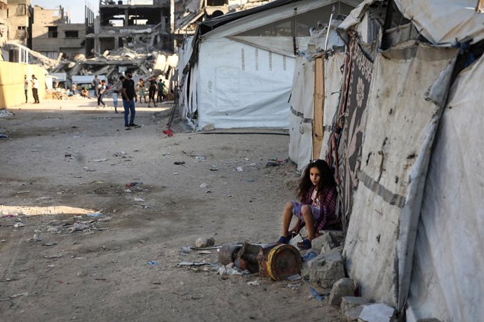 4 de outubro de 2026, Cidade de Gaza, Faixa de Gaza, Território Palestino: Palestinos deslocados levam adiante sua vida cotidiana em barracas superlotadas montadas entre prédios destruídos na Cidade de Gaza, em 5 de outubro de 2026, em meio a uma grave cr