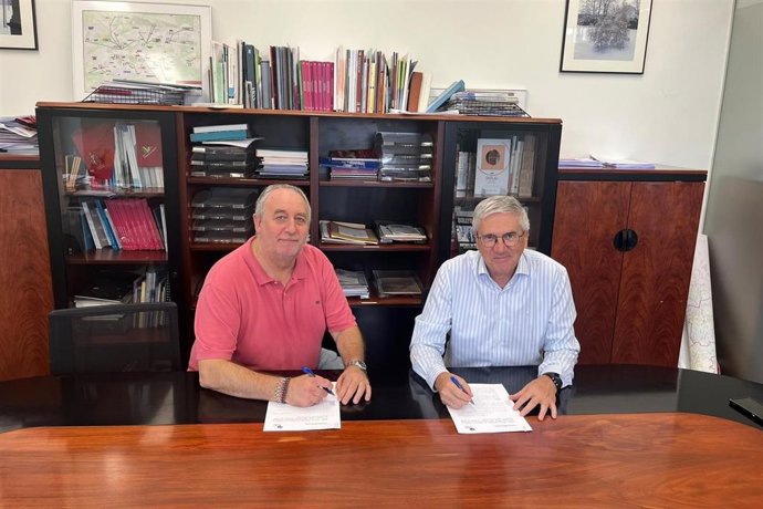 El director gerente de la Fundación Ilundain Haritz-Berri, Francisco Javier San Martín, y el director general de Educación y Formación Profesional, Gil Sevillano durante la firma.