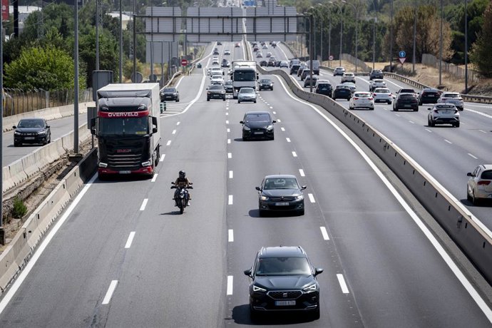 Archivo - Numerosos vehículos circulan por la A4, a 14 de agosto de 2026, en Madrid (España). Tráfico pone en marcha una nueva Operación Especial con motivo de la festividad nacional del 15 de agosto, que comienza a las 15:00 horas de este viernes 14 y se
