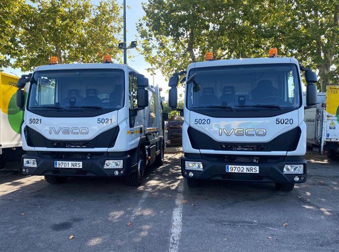 Dos de los camiones comprados por Emaya para sus funciones de limpieza y mantenimiento en Palma.