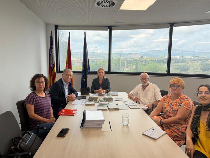 La consellera de Trabajo, Función Pública y Diálogo Social, Catalina Cabrer, se reúne con el GOB y Terraferida