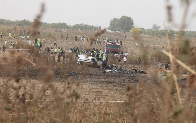 Archivo - Equipos de emergencia actúan después de que u avión militar se haya estrellado en Abuja, Nigeria (archivo)