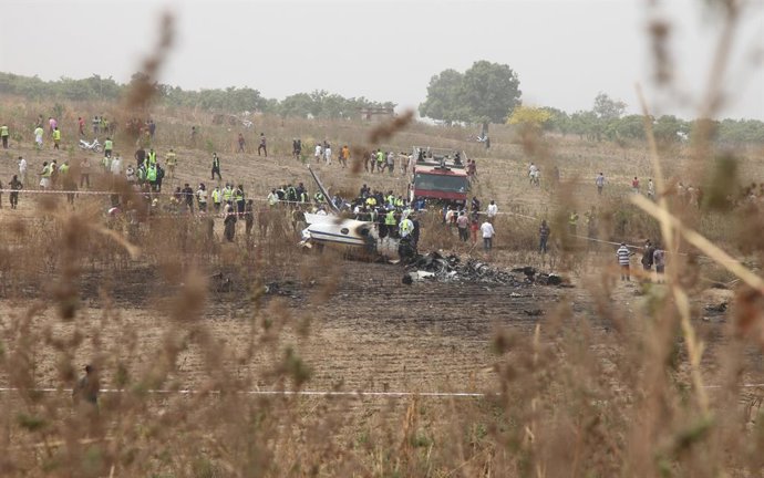 Archivo - (210222) -- ABUJA, Feb. 22, 2021 (Xinhua) -- Rescuers work on the scene of a military airplane crash in Abuja, Nigeria, on Feb. 21, 2021. Seven persons were dead after a military plane crashed in Abuja, Nigeria's capital on Sunday, a spokesperso
