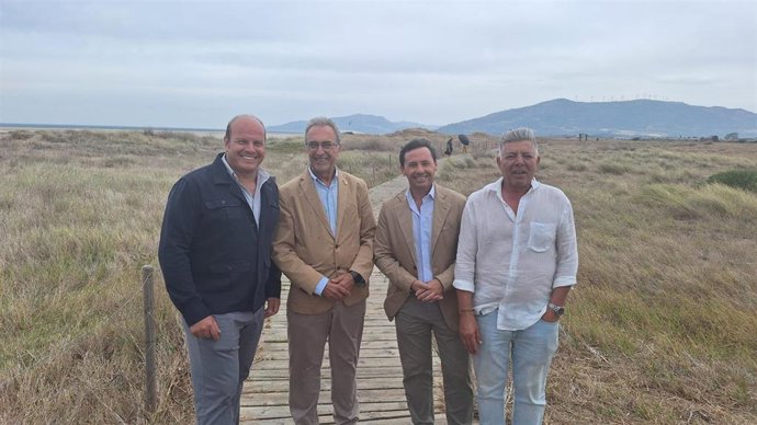 Javier Ros y Óscar Curtido en la pasarela del Paraje Natural Playa de Los Lances en Tarifa.