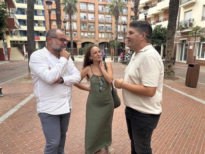 El coordinador de IU, Marcos Toti (derecha), junto a otros responsables de la formación.