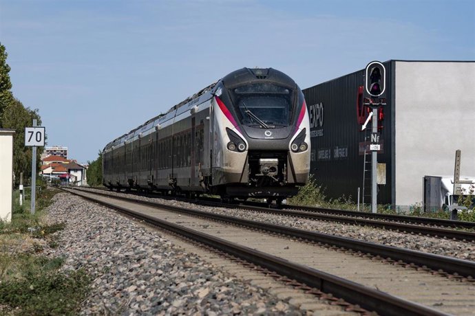 Un tren regional circula por una vía férrea, en el Coteau de Roanne.