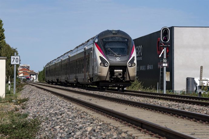 6 de setembro de 2026: Um trem regional circula por uma linha férrea, em Coteau de Roanne, em 06/09/2026. Foto: Sandrine Thesillat / PsNewz