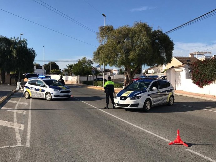Imatge d'arxiu de vehicles i agents de la Policia Local de Sant Miquel de les Salines