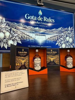 Presentación de la botella de agua con el lema 'Gota de Rules. Cosecha Limitada'.