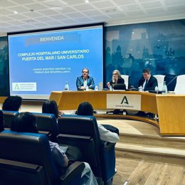 Eva Pajares y José Ángel Aparicio dando la bienvenida a estudiantes de FP en prácticas en centros sanitarios de la provincia.