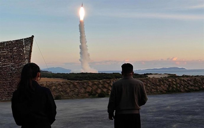 Una fotografía publicada por la Agencia Central de Noticias de Corea (KCNA) el 4 de octubre de 2026 muestra al líder norcoreano, Kim Jong Un, junto a su hija (izq.), observando el lanzamiento de un misil balístico en la región oriental del país.