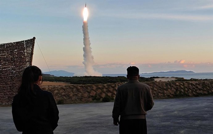 COMUNICADO À IMPRENSA - 3 de outubro de 2026, Coreia do Norte, ---: Uma fotografia divulgada pela Agência Central de Notícias da Coreia (KCNA) em 4 de outubro de 2026 mostra o líder norte-coreano Kim Jong Un ao lado de sua filha (à esquerda) observando o 
