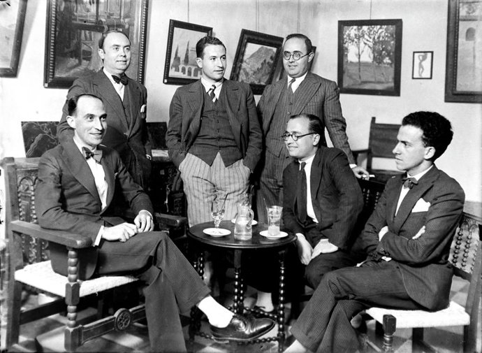 Valencia, junio 1931. Reunión celebrada en la Sala Blava por los fundadores de Nostra Novel·la.