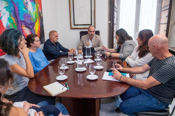 El responsable de Asistencia a Municipios de la Diputación de Cádiz, Antonio Aragón, en una reunión con la alcaldesa de Conil, Inmaculada Sánchez, y AMPA del CPR Campos de Conil