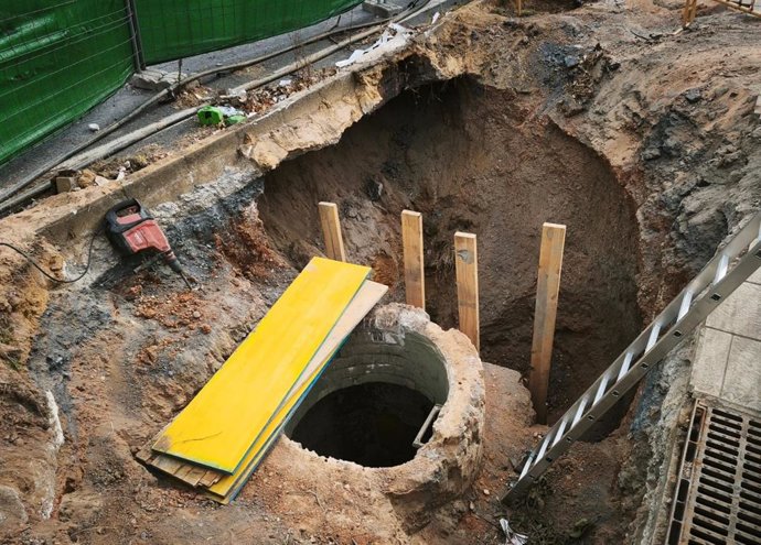 Obras en la arqueta estratégica de la red de saneamiento situada en la avenida de Punta Umbría, junto a la carretera A-5052, en El Portil.