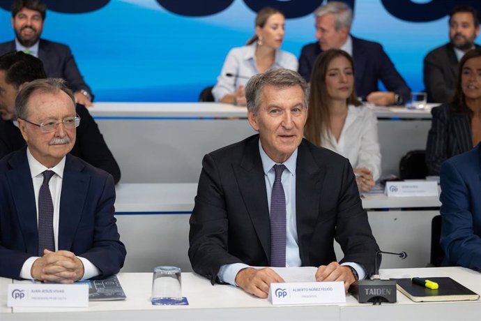 El presidente del Partido Popular, Alberto Núñez Feijóo, junto al presidente de Ceuta, Juan Jesús Vivas, durante la Junta Directiva Nacional del PP, a 28 de septiembre de 2026, en Madrid (España). 