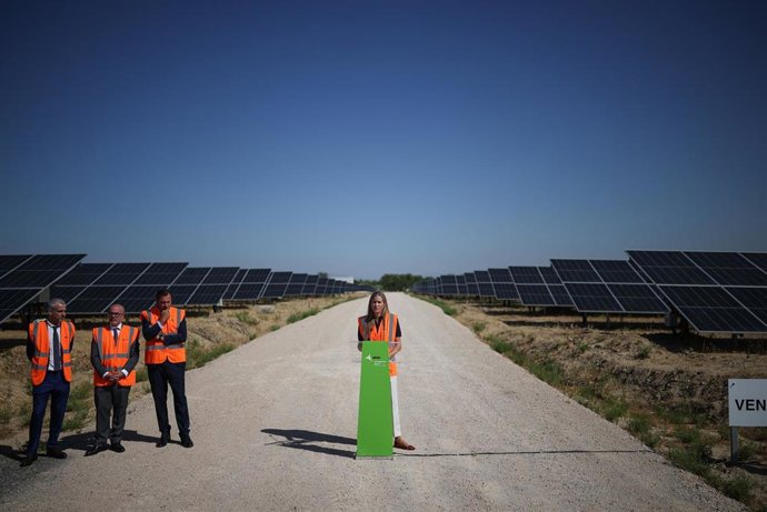 Archivo - La vicepresidenta tercera del Gobierno y ministra para la Transición Ecológica y el Reto Demográfico, Sara Aagesen (c) en una visita al nuevo parque fotovoltaico del Aeropuerto Adolfo Suárez Madrid-Barajas, a 2 de septiembre de 2026, en Madrid (