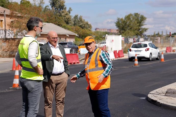 El alcalde de Valladolid, Jesús Julio Carnero, en su visita a las obras en el Camino Viejo de Simancas.