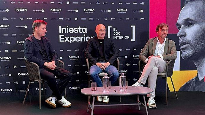 El exfutbolista Andrés Iniesta inaugura la exposición 'Iniesta Experience' en Barcelona